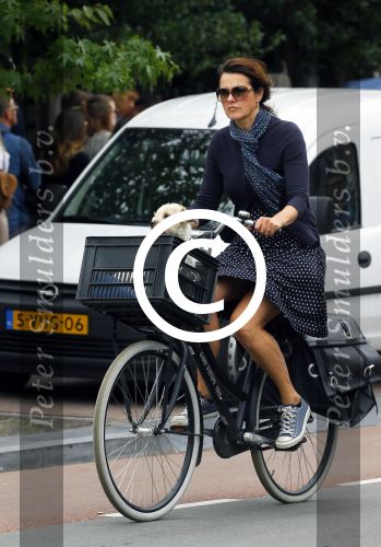 Amsterdam 12 augustus 2015 
Susan Visser met hondje op de fiets.