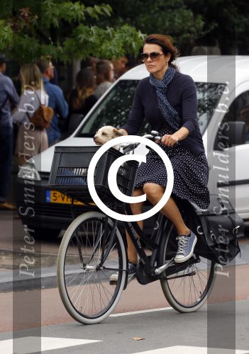 Amsterdam 12 augustus 2015 
Susan Visser met hondje op de fiets.