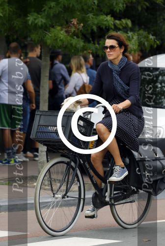 Amsterdam 12 augustus 2015 
Susan Visser met hondje op de fiets.