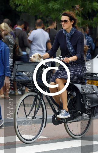 Amsterdam 12 augustus 2015 
Susan Visser met hondje op de fiets.