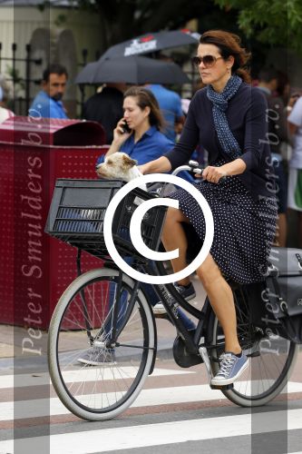 Amsterdam 12 augustus 2015 
Susan Visser met hondje op de fiets.