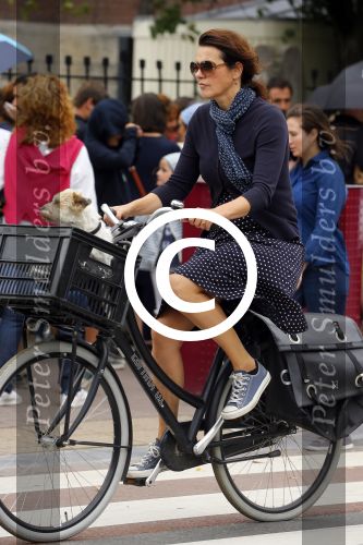 Amsterdam 12 augustus 2015 
Susan Visser met hondje op de fiets.
