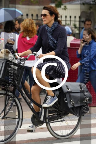 Amsterdam 12 augustus 2015 
Susan Visser met hondje op de fiets.