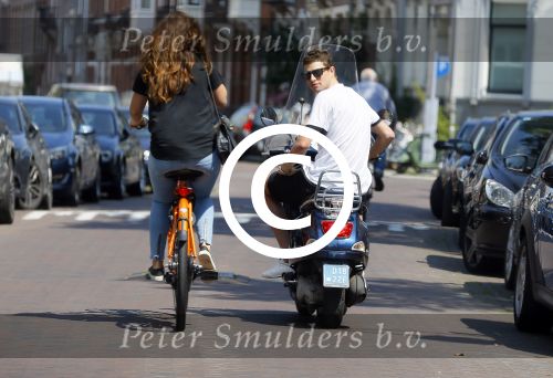 Amsterdam 16 juli 2015
Sven Kramer op zijn vespa scooter met zijn zus op de fiets