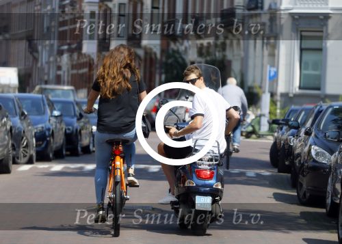 Amsterdam 16 juli 2015
Sven Kramer op zijn vespa scooter met zijn zus op de fiets