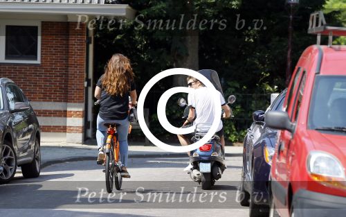 Amsterdam 16 juli 2015
Sven Kramer op zijn vespa scooter met zijn zus op de fiets