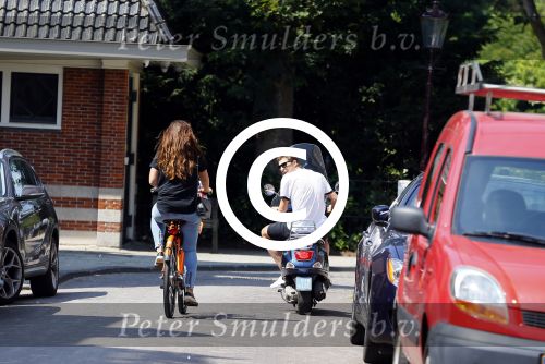 Amsterdam 16 juli 2015
Sven Kramer op zijn vespa scooter met zijn zus op de fiets