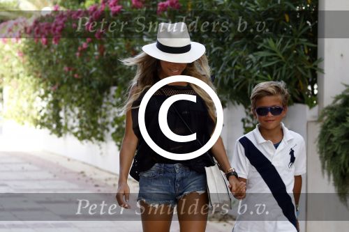 ibiza 5 augustus 2015
Sylvie Meis en Damian v d Vaart op ibiza de dag naar het uitgaan van de relatie met Momo