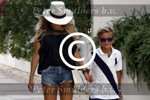 ibiza 5 augustus 2015
Sylvie Meis en Damian v d Vaart op ibiza de dag naar het uitgaan van de relatie met Momo