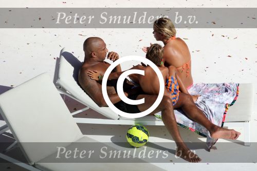 ibiza 27 juli 2015
Sylvie Meis en haar vriend Momo hebben discussie bij het zwembad. Zoon Damian is daarbij aanwezig.