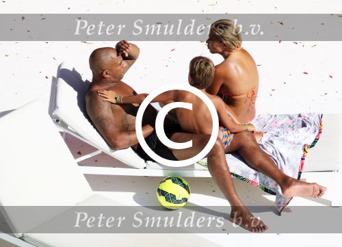 ibiza 27 juli 2015
Sylvie Meis en haar vriend Momo hebben discussie bij het zwembad. Zoon Damian is daarbij aanwezig.