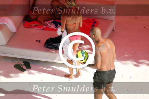 ibiza 27 juli 2015
Sylvie Meis en haar vriend Momo hebben discussie bij het zwembad. Zoon Damian is daarbij aanwezig.