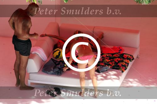ibiza 27 juli 2015
Sylvie Meis en haar vriend Momo hebben discussie bij het zwembad. Zoon Damian is daarbij aanwezig.