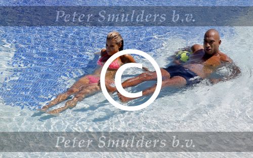ibiza 27 juli 2015
Sylvie Meis Damian v d Vaart en vriend Momo in het zwembad van Las Boas op ibiza aan de haven