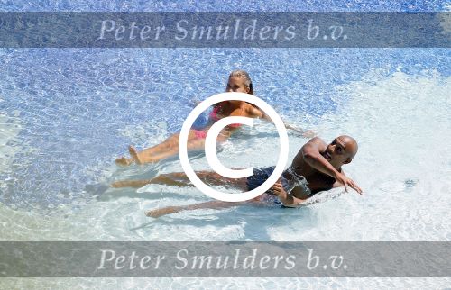 ibiza 27 juli 2015
Sylvie Meis Damian v d Vaart en vriend Momo in het zwembad van Las Boas op ibiza aan de haven
