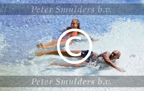 ibiza 27 juli 2015
Sylvie Meis Damian v d Vaart en vriend Momo in het zwembad van Las Boas op ibiza aan de haven
