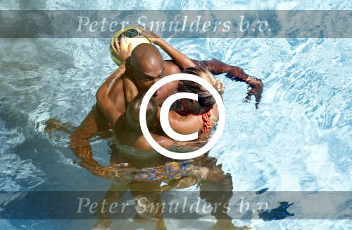 ibiza 27 juli 2015
Sylvie Meis Damian v d Vaart en vriend Momo in het zwembad van Las Boas op ibiza aan de haven
