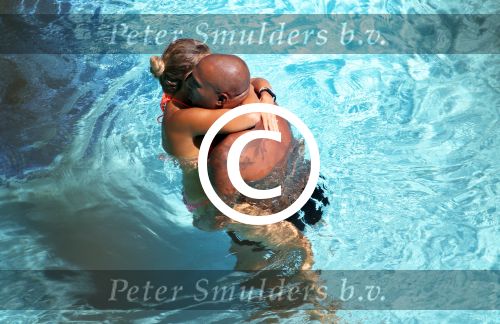 ibiza 27 juli 2015
Sylvie Meis Damian v d Vaart en vriend Momo in het zwembad van Las Boas op ibiza aan de haven