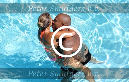 ibiza 27 juli 2015
Sylvie Meis Damian v d Vaart en vriend Momo in het zwembad van Las Boas op ibiza aan de haven