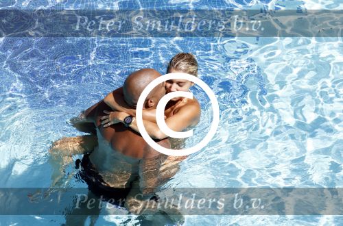 ibiza 27 juli 2015
Sylvie Meis Damian v d Vaart en vriend Momo in het zwembad van Las Boas op ibiza aan de haven