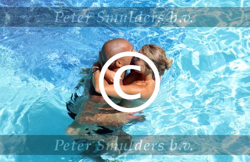 ibiza 27 juli 2015
Sylvie Meis Damian v d Vaart en vriend Momo in het zwembad van Las Boas op ibiza aan de haven