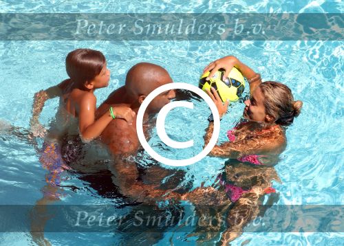 ibiza 27 juli 2015
Sylvie Meis Damian v d Vaart en vriend Momo in het zwembad van Las Boas op ibiza aan de haven