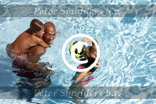 ibiza 27 juli 2015
Sylvie Meis Damian v d Vaart en vriend Momo in het zwembad van Las Boas op ibiza aan de haven