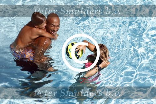 ibiza 27 juli 2015
Sylvie Meis Damian v d Vaart en vriend Momo in het zwembad van Las Boas op ibiza aan de haven