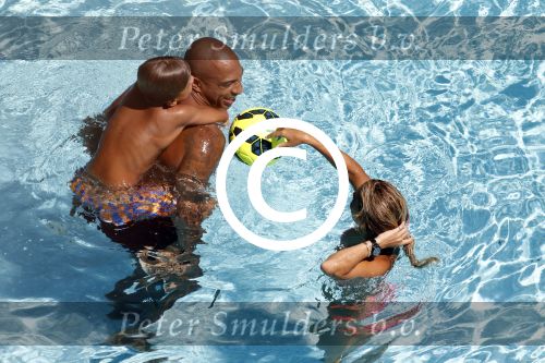 ibiza 27 juli 2015
Sylvie Meis Damian v d Vaart en vriend Momo in het zwembad van Las Boas op ibiza aan de haven