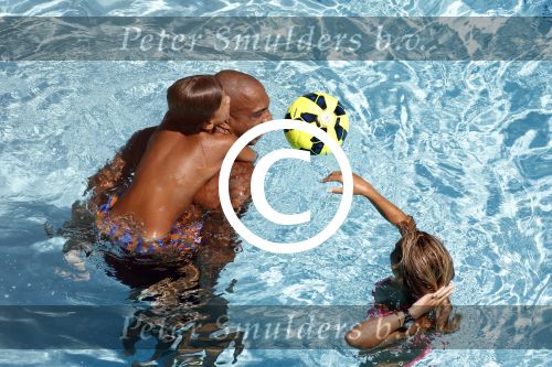 ibiza 27 juli 2015
Sylvie Meis Damian v d Vaart en vriend Momo in het zwembad van Las Boas op ibiza aan de haven