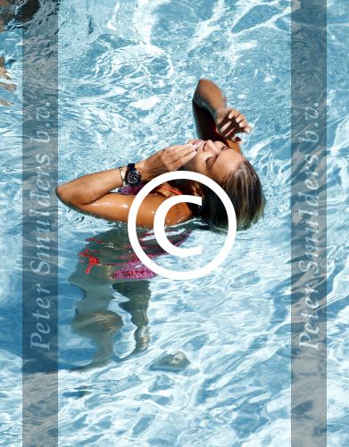 ibiza 27 juli 2015
Sylvie Meis Damian v d Vaart en vriend Momo in het zwembad van Las Boas op ibiza aan de haven