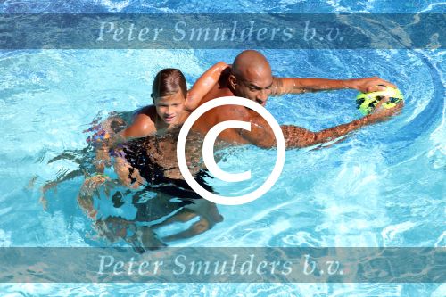 ibiza 27 juli 2015
Sylvie Meis Damian v d Vaart en vriend Momo in het zwembad van Las Boas op ibiza aan de haven