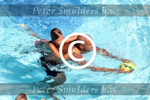 ibiza 27 juli 2015
Sylvie Meis Damian v d Vaart en vriend Momo in het zwembad van Las Boas op ibiza aan de haven