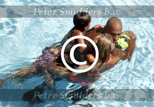 ibiza 27 juli 2015
Sylvie Meis Damian v d Vaart en vriend Momo in het zwembad van Las Boas op ibiza aan de haven
