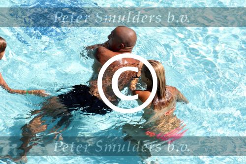 ibiza 27 juli 2015
Sylvie Meis Damian v d Vaart en vriend Momo in het zwembad van Las Boas op ibiza aan de haven