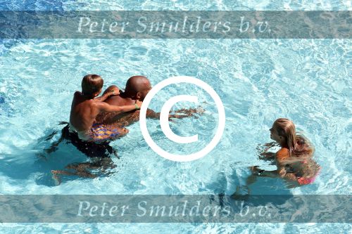 ibiza 27 juli 2015
Sylvie Meis Damian v d Vaart en vriend Momo in het zwembad van Las Boas op ibiza aan de haven