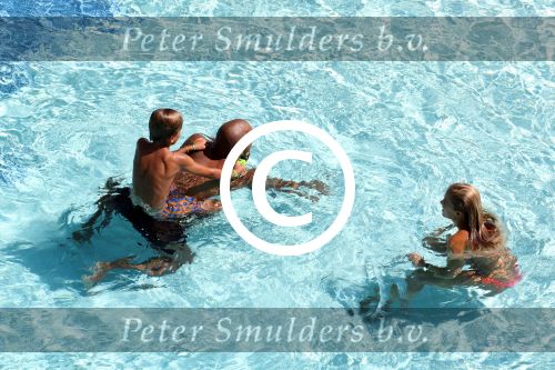 ibiza 27 juli 2015
Sylvie Meis Damian v d Vaart en vriend Momo in het zwembad van Las Boas op ibiza aan de haven