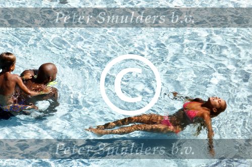ibiza 27 juli 2015
Sylvie Meis Damian v d Vaart en vriend Momo in het zwembad van Las Boas op ibiza aan de haven