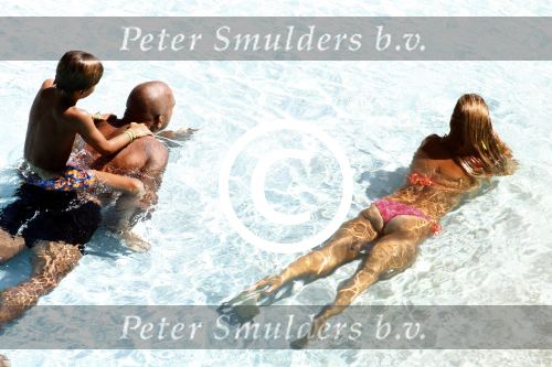 ibiza 27 juli 2015
Sylvie Meis Damian v d Vaart en vriend Momo in het zwembad van Las Boas op ibiza aan de haven