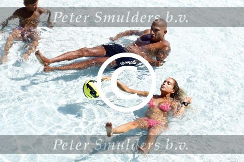 ibiza 27 juli 2015
Sylvie Meis Damian v d Vaart en vriend Momo in het zwembad van Las Boas op ibiza aan de haven