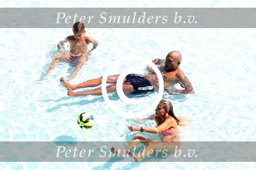 ibiza 27 juli 2015
Sylvie Meis Damian v d Vaart en vriend Momo in het zwembad van Las Boas op ibiza aan de haven