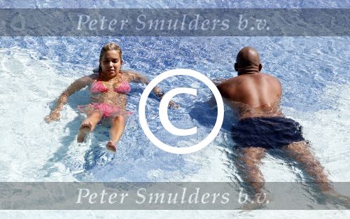 ibiza 27 juli 2015
Sylvie Meis Damian v d Vaart en vriend Momo in het zwembad van Las Boas op ibiza aan de haven