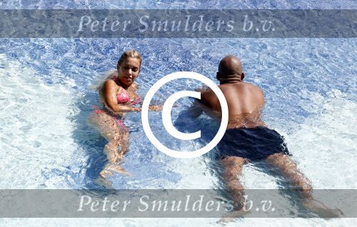 ibiza 27 juli 2015
Sylvie Meis Damian v d Vaart en vriend Momo in het zwembad van Las Boas op ibiza aan de haven
