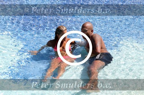ibiza 27 juli 2015
Sylvie Meis Damian v d Vaart en vriend Momo in het zwembad van Las Boas op ibiza aan de haven