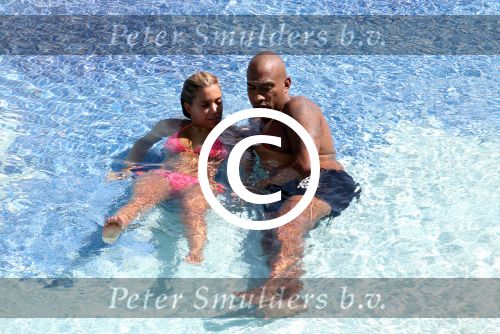 ibiza 27 juli 2015
Sylvie Meis Damian v d Vaart en vriend Momo in het zwembad van Las Boas op ibiza aan de haven