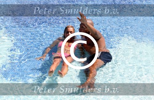 ibiza 27 juli 2015
Sylvie Meis Damian v d Vaart en vriend Momo in het zwembad van Las Boas op ibiza aan de haven