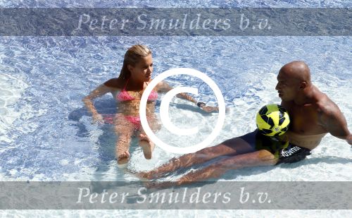 ibiza 27 juli 2015
Sylvie Meis Damian v d Vaart en vriend Momo in het zwembad van Las Boas op ibiza aan de haven