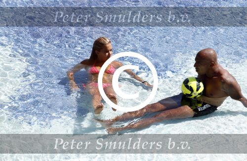 ibiza 27 juli 2015
Sylvie Meis Damian v d Vaart en vriend Momo in het zwembad van Las Boas op ibiza aan de haven