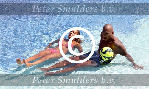 ibiza 27 juli 2015
Sylvie Meis Damian v d Vaart en vriend Momo in het zwembad van Las Boas op ibiza aan de haven