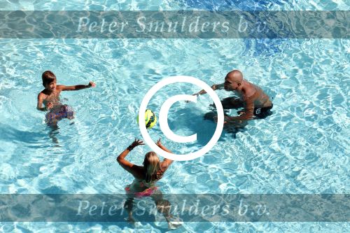 ibiza 27 juli 2015
Sylvie Meis Damian v d Vaart en vriend Momo in het zwembad van Las Boas op ibiza aan de haven